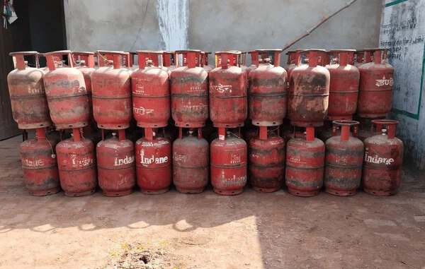 LPG Cylinder Price Today 14.2 kilo wala gas Cylinder ab kitne ka mil raha hai