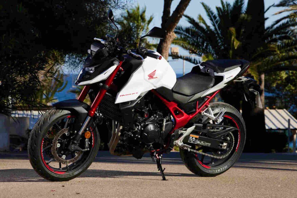 Honda CB750 Hornet: Powerful 75Nm torque, wheelie control and an ex-showroom price of ₹ 8.59 lakh
